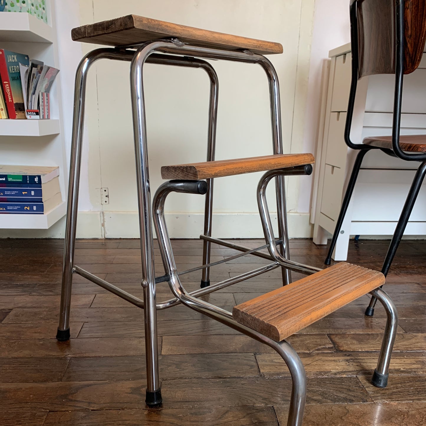 Sgabello in stile vintage con gradini in legno e struttura in metallo.