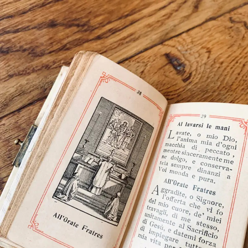 Libro di preghiere o messale aperto con testo italiano e illustrazione visibile sulle pagine.