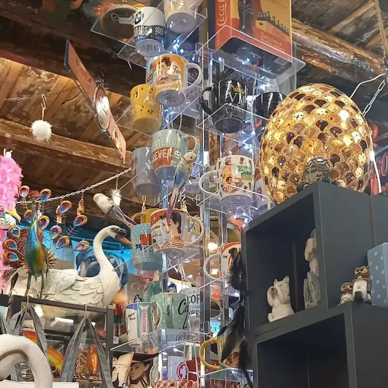 Antiques & Antics Negozi vintage