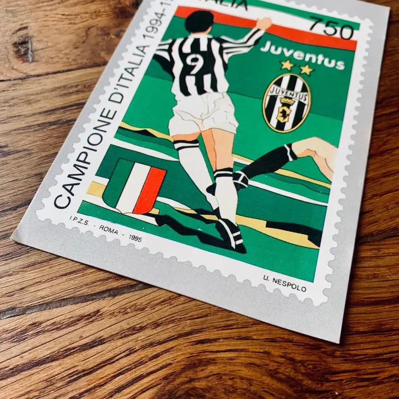 Francobollo con un giocatore di calcio della Juventus e il logo della squadra.