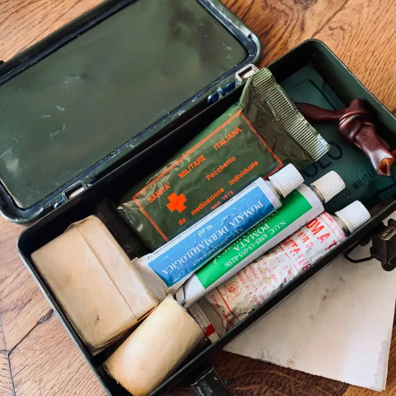 Cassetta pronto soccorso militare vintage con materiale medico d’epoca - Italia 1972 - Attrezzatura militare