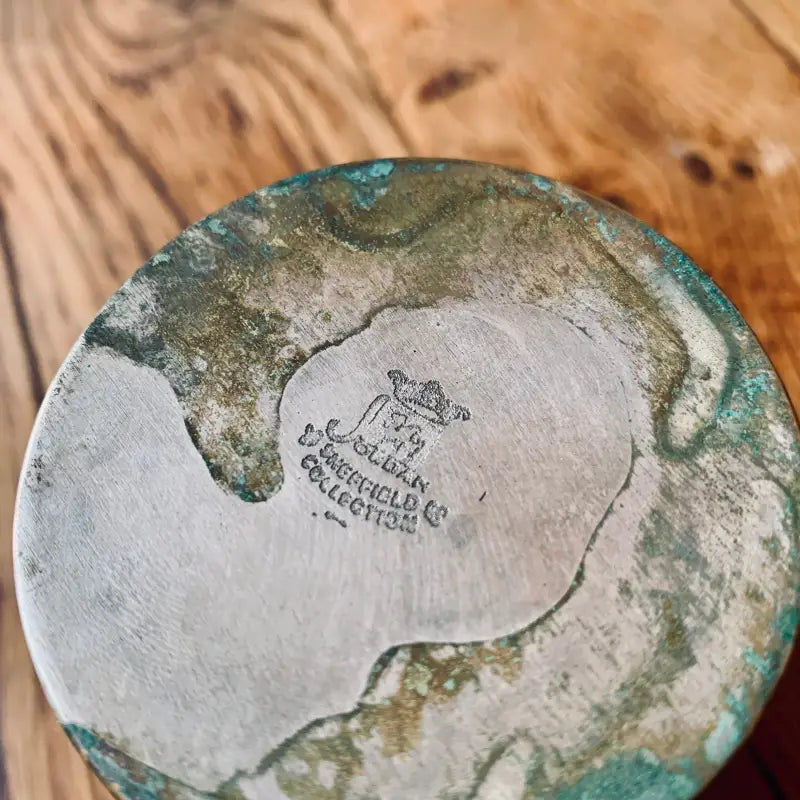 Piatto o pietanza in ceramica usurata con marchio del fabbricante visibile.