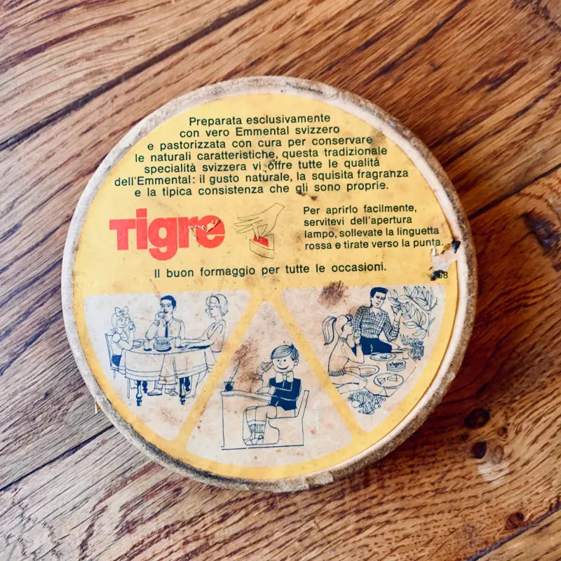 Coperchio circolare d’epoca per formaggio con testo e illustrazioni in italiano.