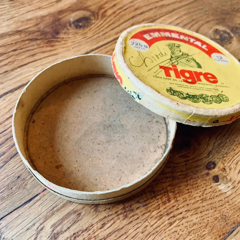 Aprire il barattolo di paté o di carne Tigre su una superficie di legno.