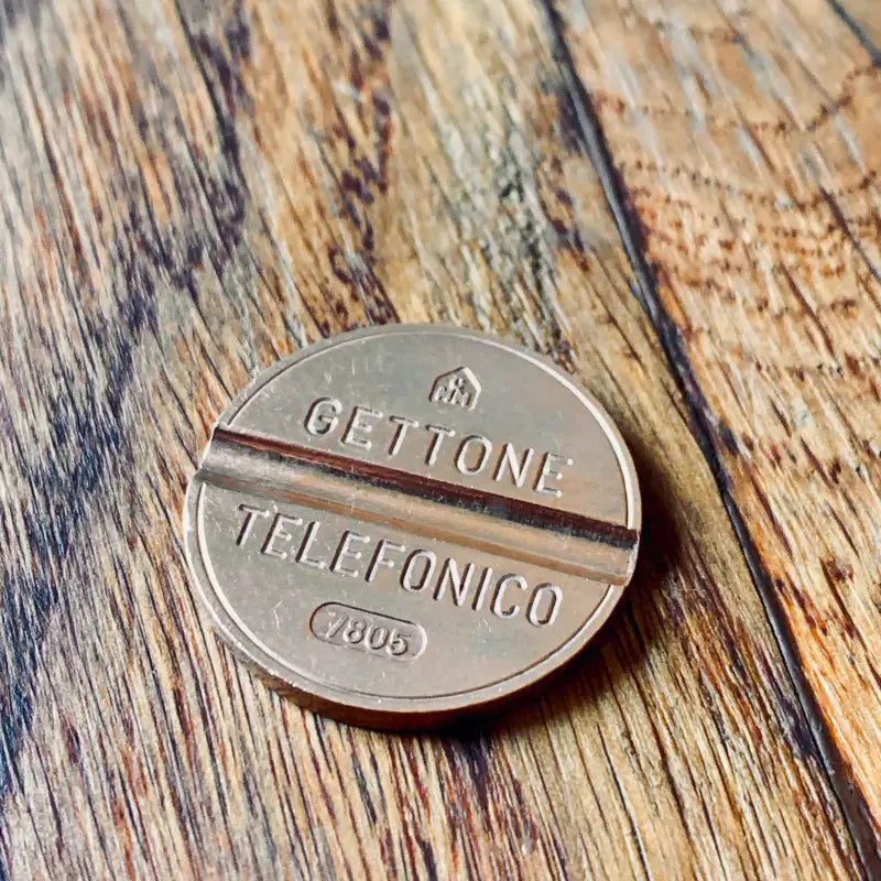 Gettone o moneta telefonica italiana con la dicitura ’GETTONE TELEFONICO’.