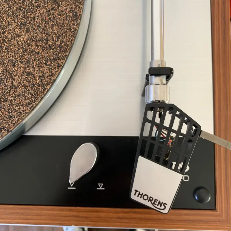 Giradischi Thorens con braccio e testina a vista.