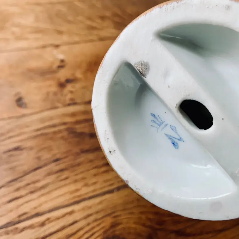 Coperchio della presa elettrica o placca dell’interruttore in ceramica bianca con foro.