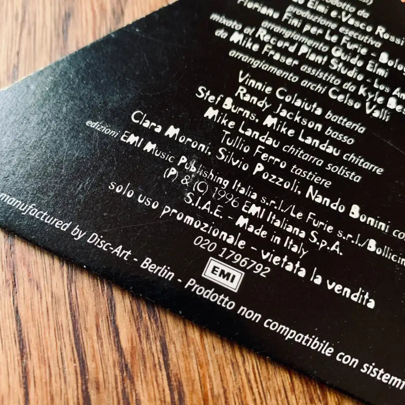Custodia nera per CD o disco in vinile con testo bianco che elenca i musicisti e i dettagli della produzione.