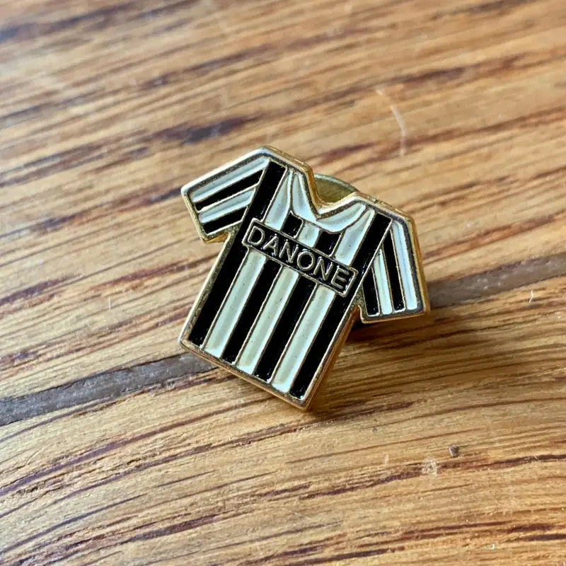Juventus FC Danone Spilla Vintage in Metallo con maglia bianconera - Italia 1995 - Spille