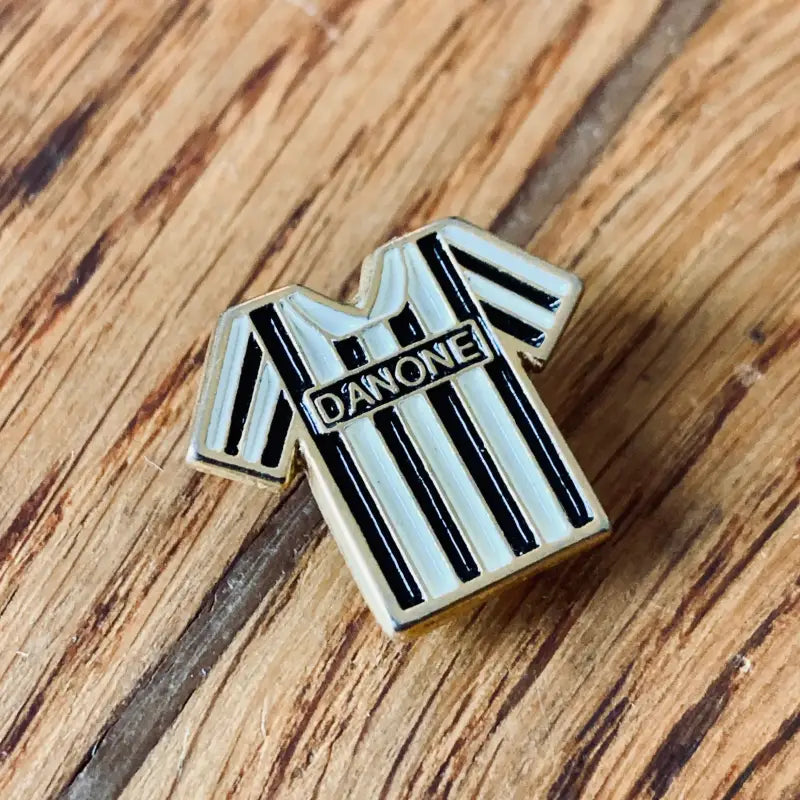 Juventus FC Danone Spilla Vintage in Metallo con maglia bianconera - Italia 1995 - Spille