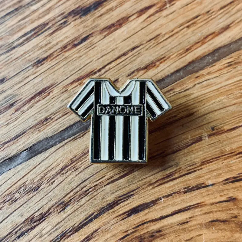 Juventus FC Danone Spilla Vintage in Metallo con maglia bianconera - Italia 1995 - Spille