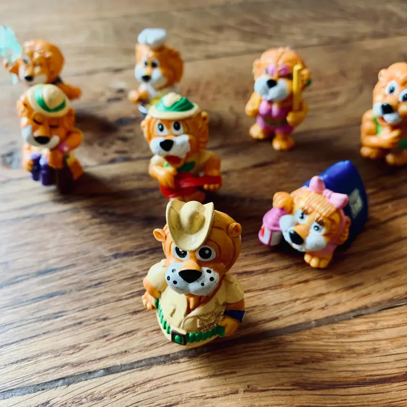 Collezione di figurine di cani colorati dei cartoni animati in vari costumi e pose.