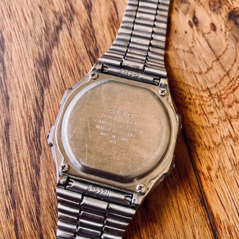 Orologio da polso digitale Casio vintage con cinturino in metallo.