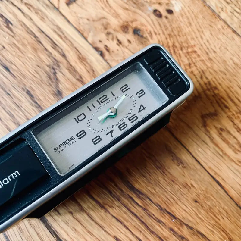 Sveglia analogica vintage con display rettangolare con numeri e lancette.