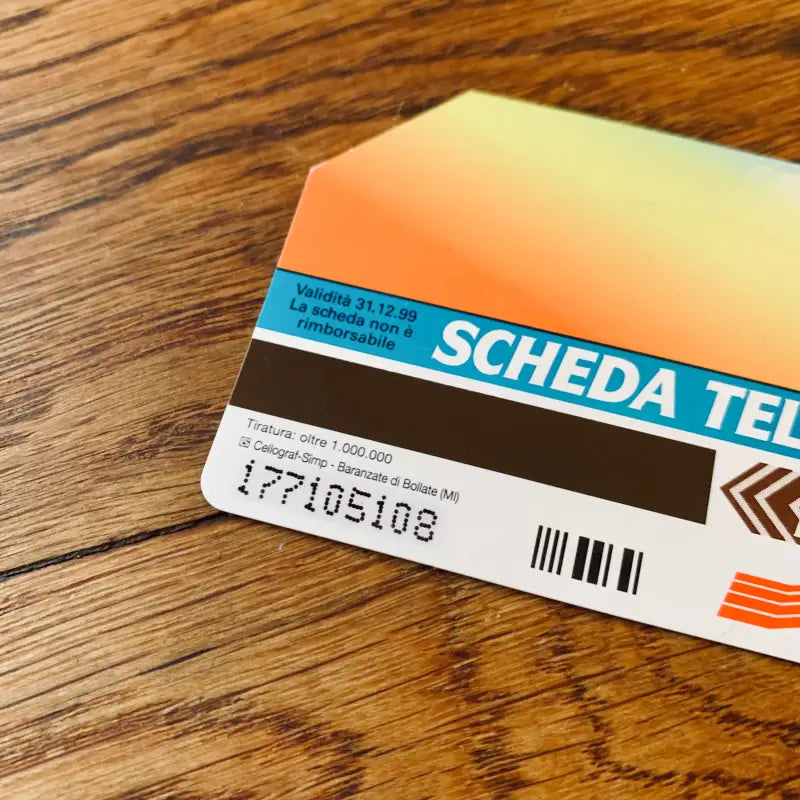 Tessera di plastica etichettata ’SCHEDA TEL’ con banda magnetica e codice a barre.