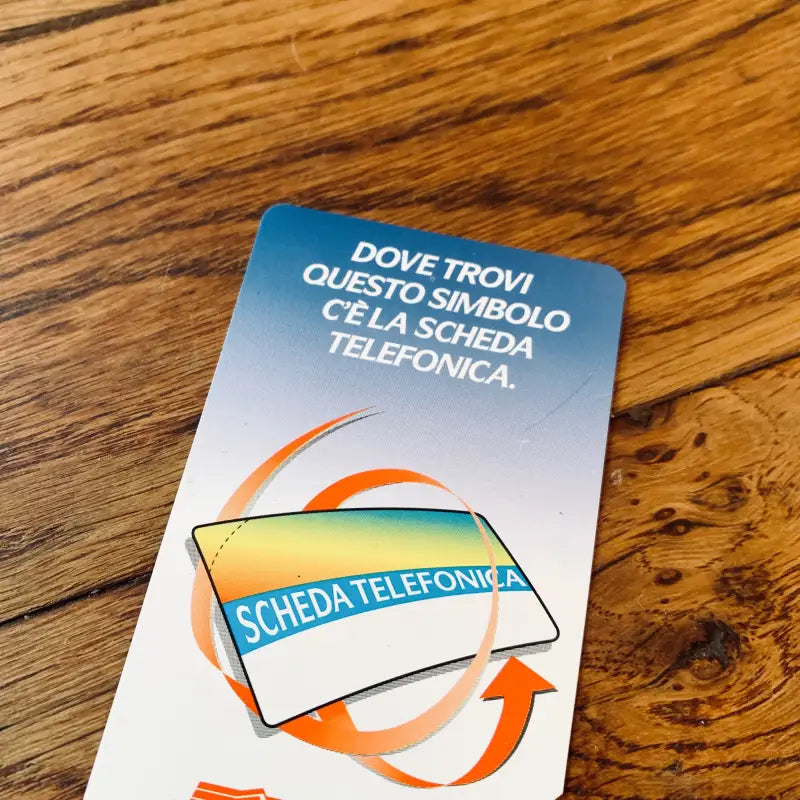 Scheda telefonica italiana o biglietto da visita con istruzioni stampate sopra.