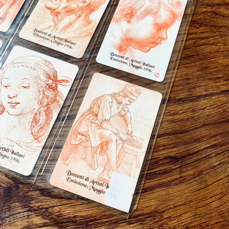 Collezione di cartoline d’arte con disegni a gesso rosso di figure umane.