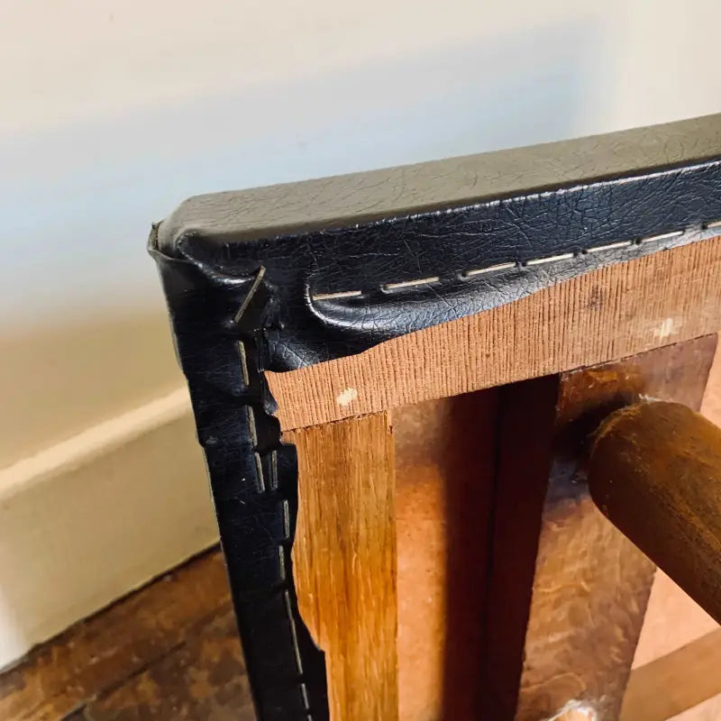 Sgabello vintage in legno con seduta in pelle nera - Olanda 1960 - Sgabelli