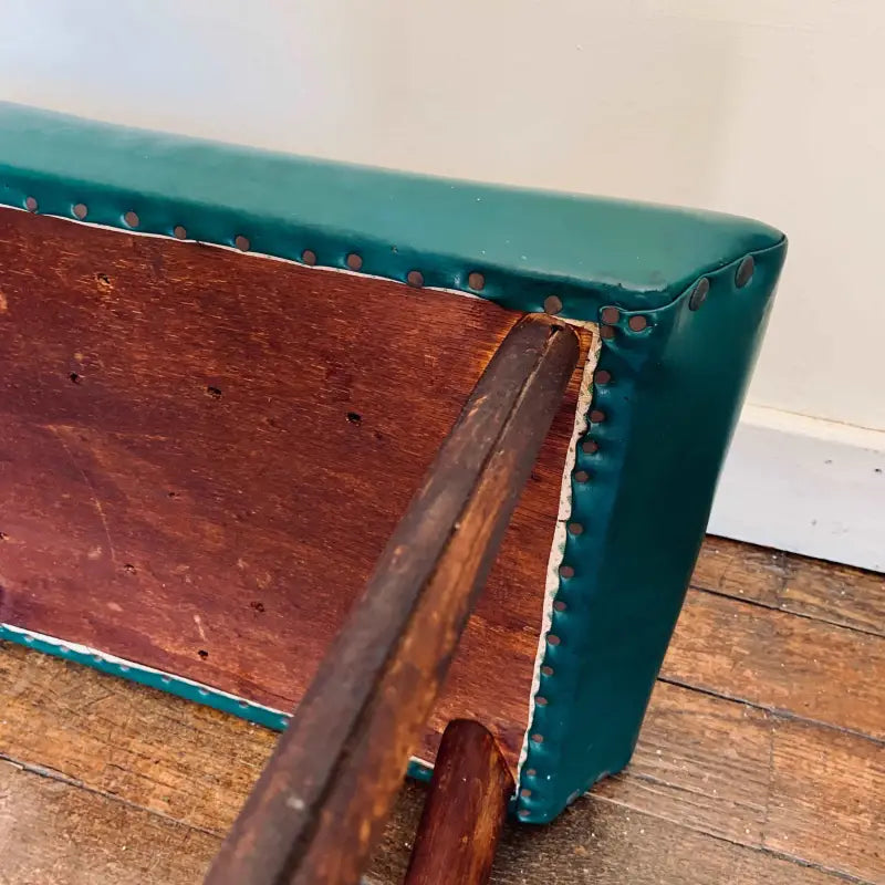 Sgabello vintage in legno con seduta in pelle verde petrolio - Italia 1960 - Sgabelli