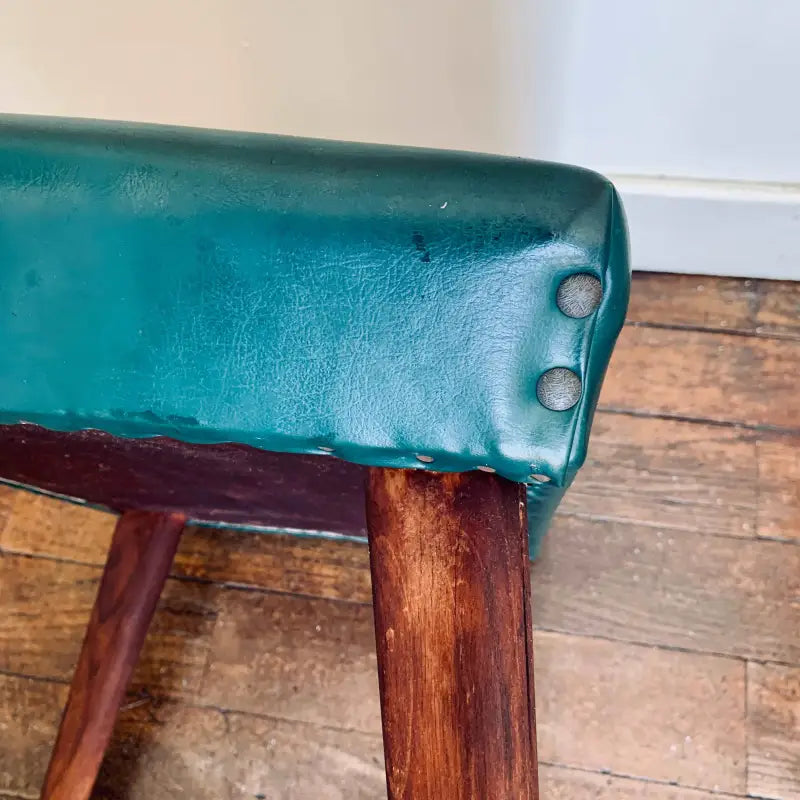 Sgabello vintage in legno con seduta in pelle verde petrolio - Italia 1960 - Sgabelli