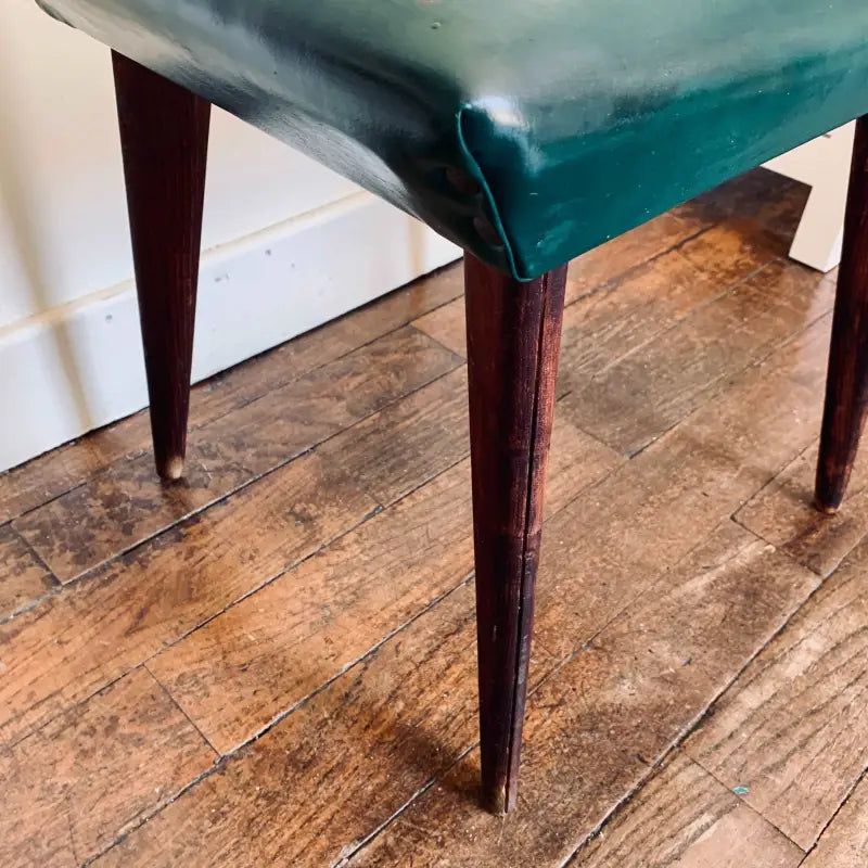 Sgabello vintage in legno con seduta in pelle verde petrolio - Italia 1960 - Sgabelli