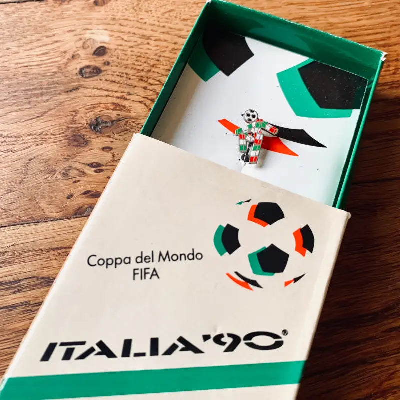 Spilla o distintivo commemorativo della Coppa del Mondo FIFA 1990 in Italia.