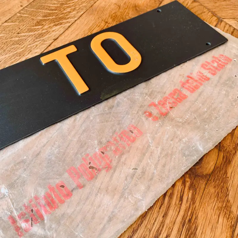 Targa auto vintage TO Torino in plastica con busta originale - Italia 1970 - Targhe e Insegne