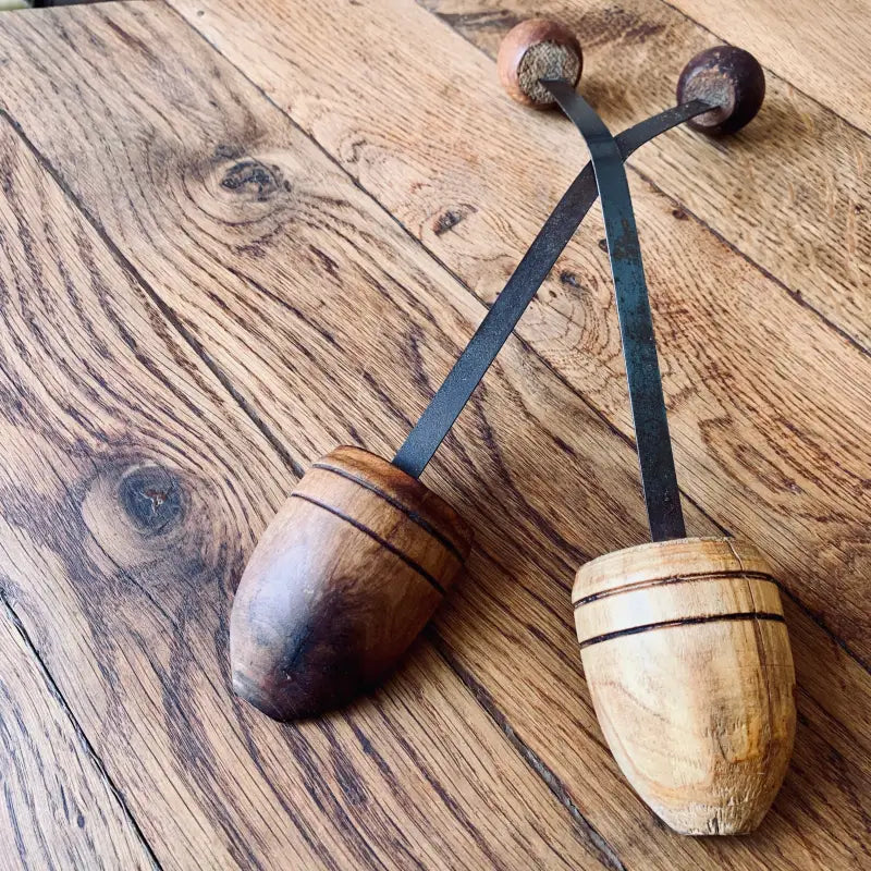 Coppia di strumenti a percussione in legno noti come bilbao o nacchere.