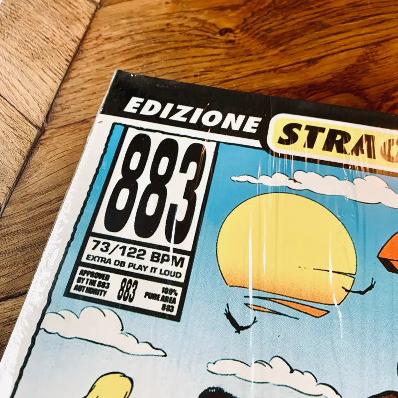 Copertina dell’album in vinile con la scritta ’Edizione 883’’ e una scena di tramonto a cartoni animati.