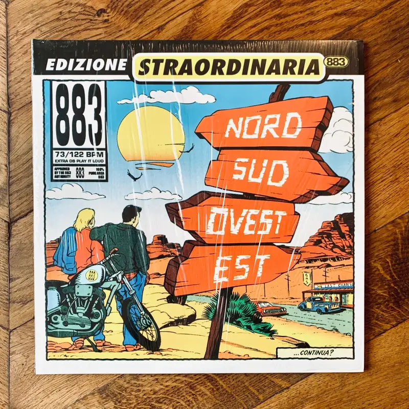 Copertina dell’album ’Edizione Straordinaria’ con un’illustrazione colorata di un cartello direzionale e due persone su una moto.