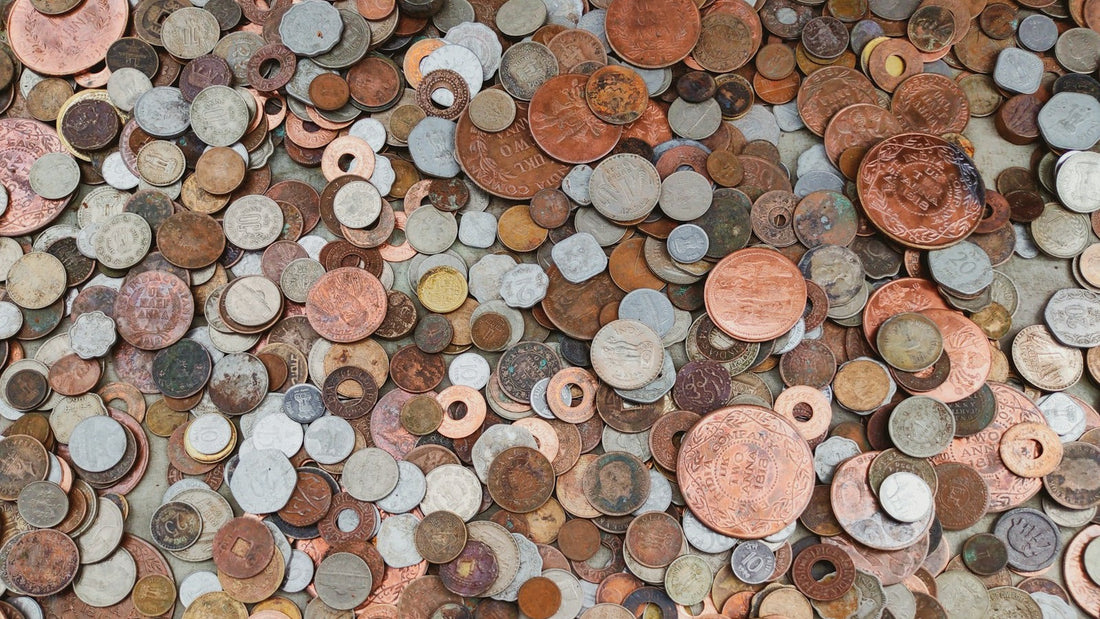 Mucchio di vecchie monete da collezione in toni caldi
