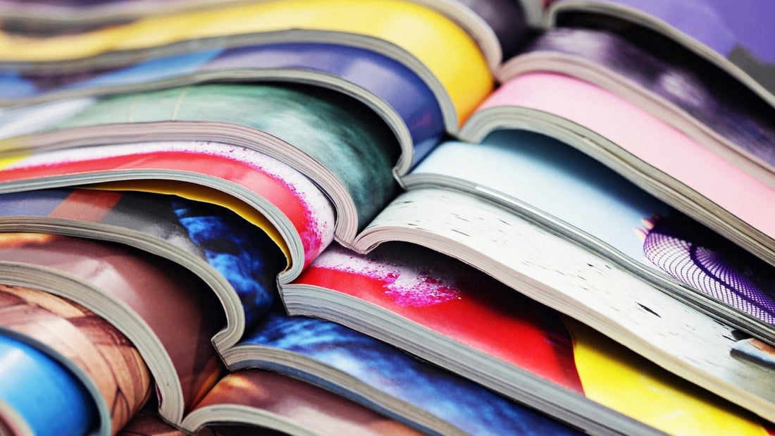 Riviste aperte e sovrapposte, pagine stampate a colori