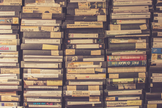Pila di vecchie videocassette VHS impilate, collezionismo di VHS vintage
