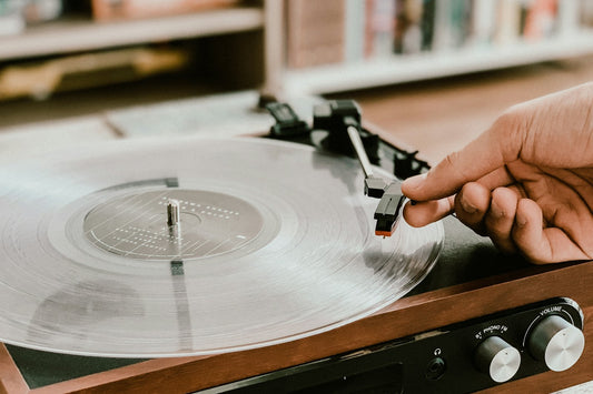 Giradischi vintage con disco in vinile