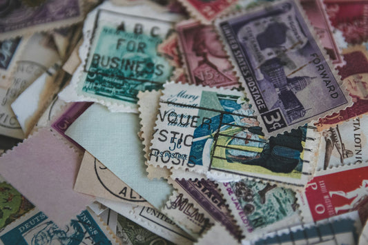 Francobolli da collezione colorati impilati, dettaglio filatelico