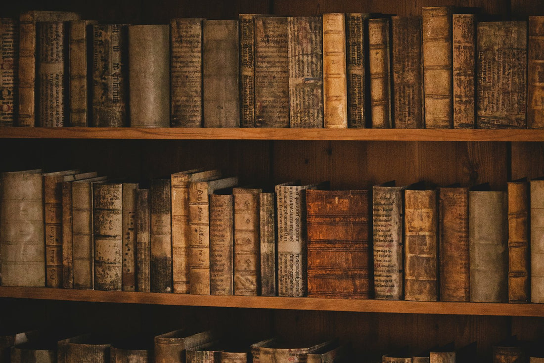 Oggetti vintage e da collezione su un banco di antiquariato
