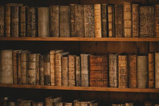 Oggetti vintage e da collezione su un banco di antiquariato