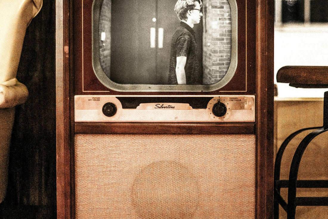 Radio vintage in legno su tavolo