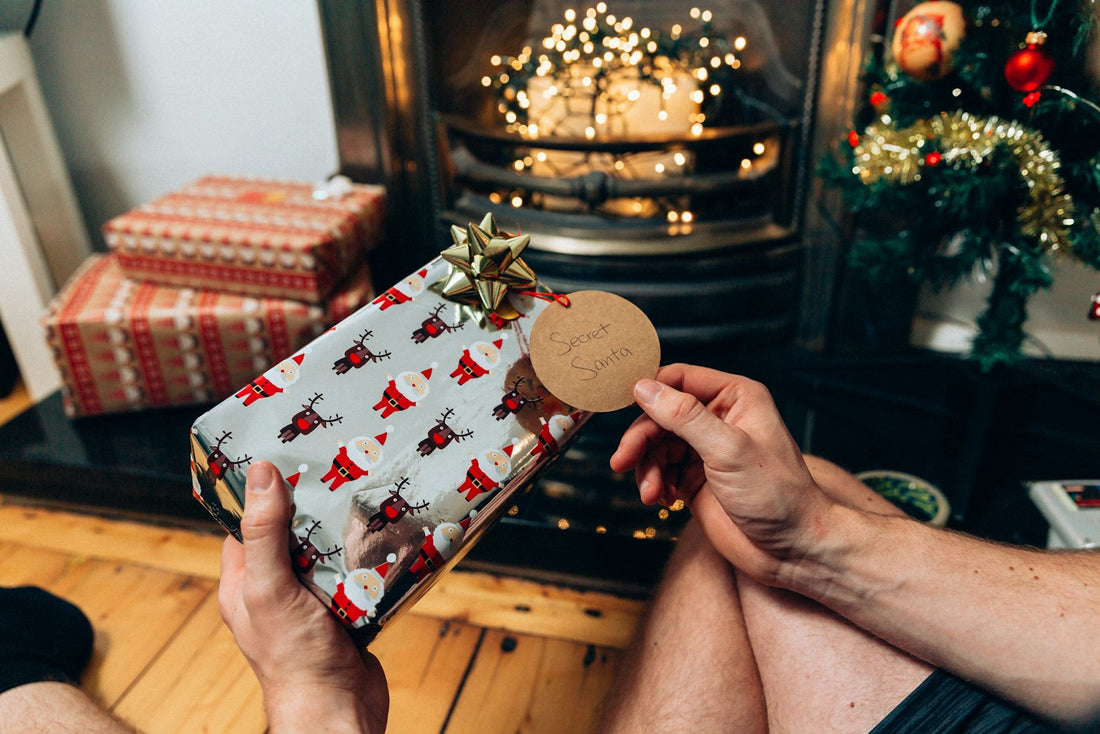 Regalo di Natale incartato accanto a un orologio