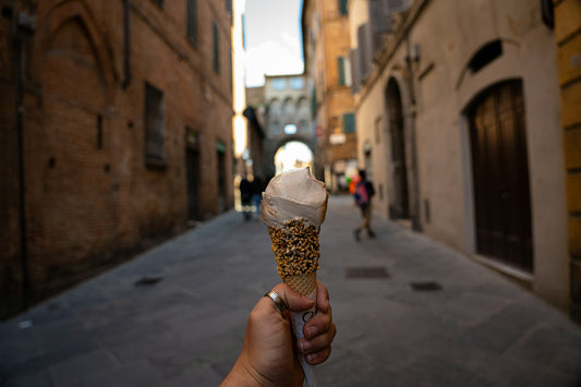 Gelato artigianale italiano in cono, richiamo alle tabelle e insegne dei gelati vintage