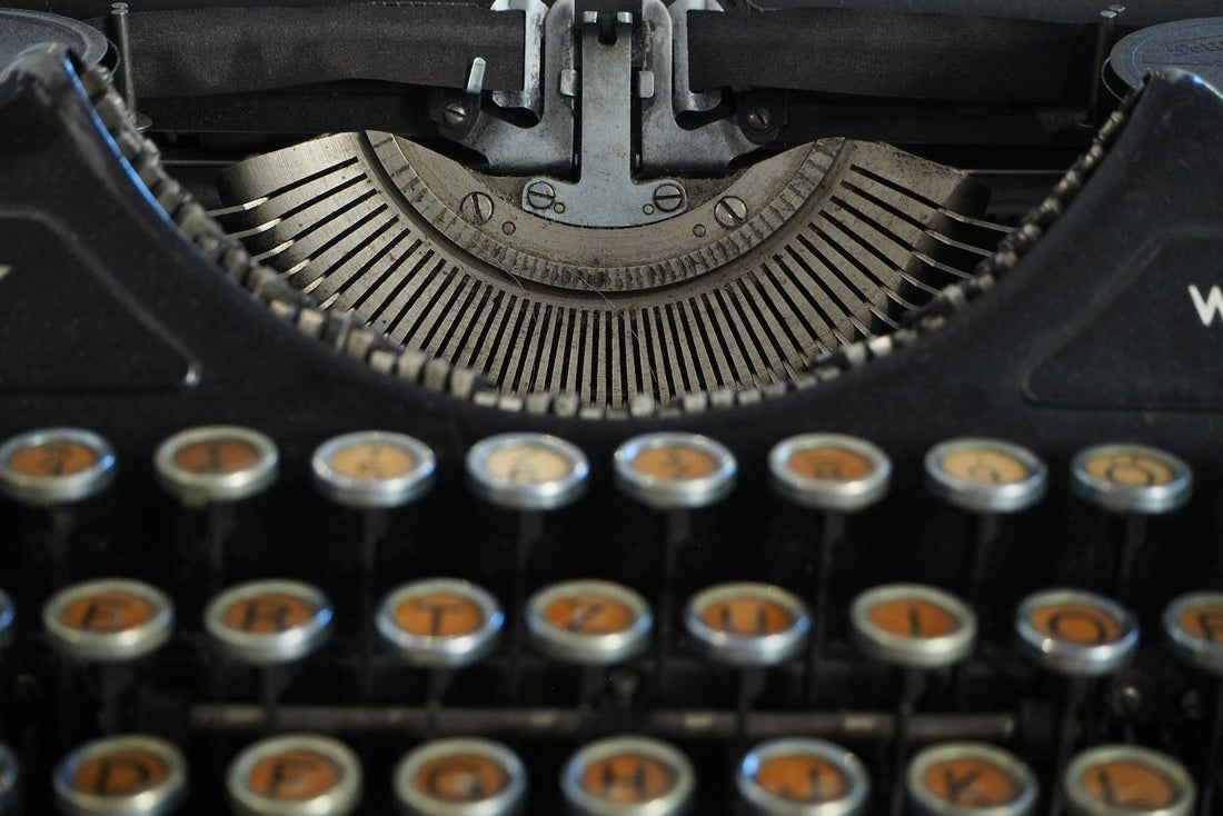 Macchina da scrivere vintage in primo piano su sfondo neutro