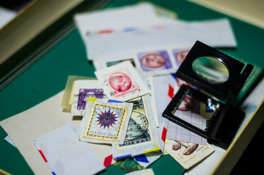 Lente d'ingrandimento e oggetti da collezione su una scrivania