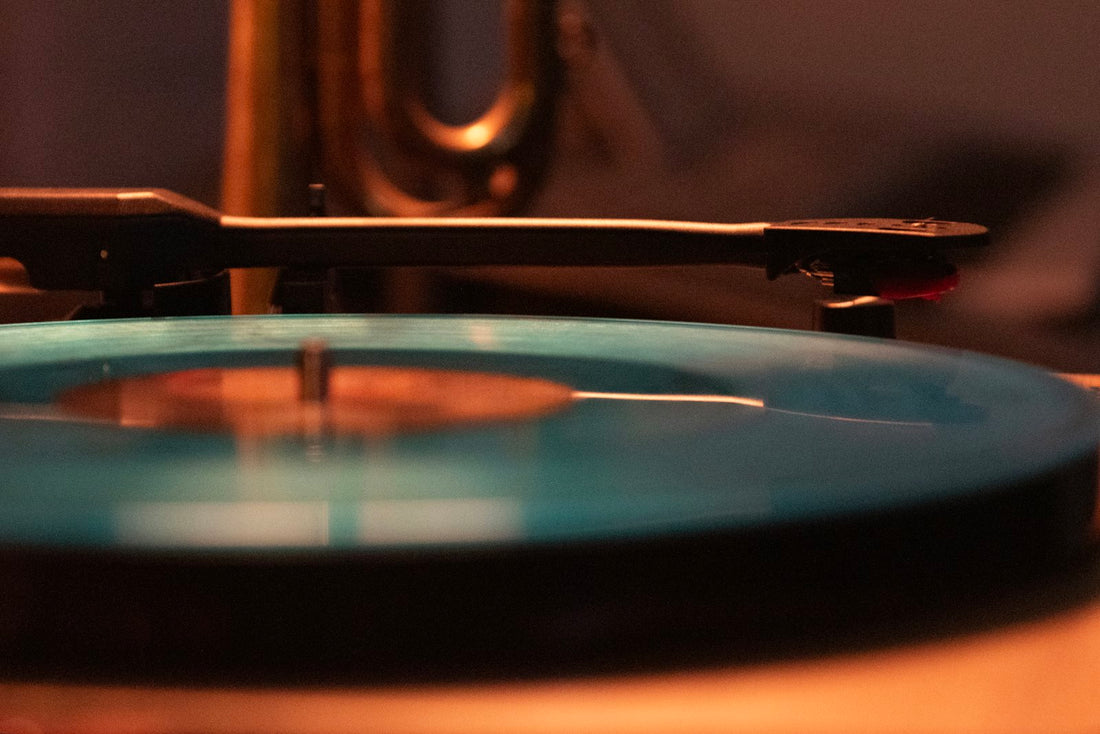 Giradischi vintage che riproduce un vinile