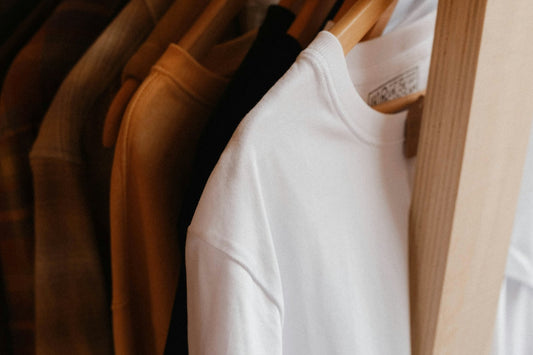 Vestiti vintage appesi su grucce