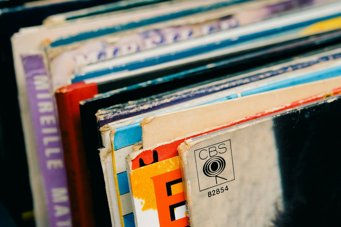 Pila di dischi in vinile da collezione