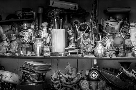 Oggetti vintage da collezione su mensole, tra cui scatole e latte pubblicitarie