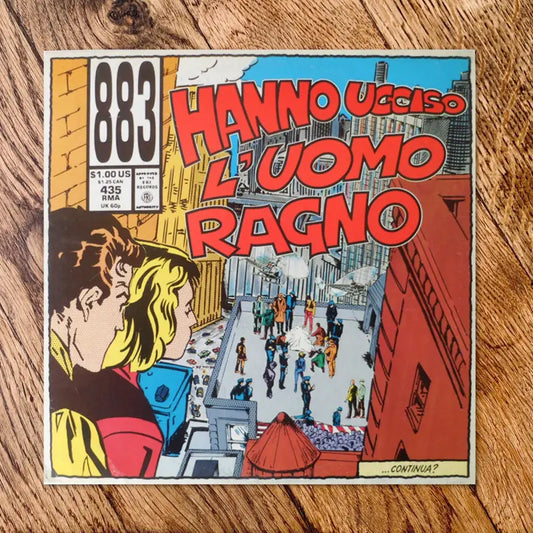 Copertina di un fumetto con testo colorato e illustrazioni di persone in un ambiente urbano.