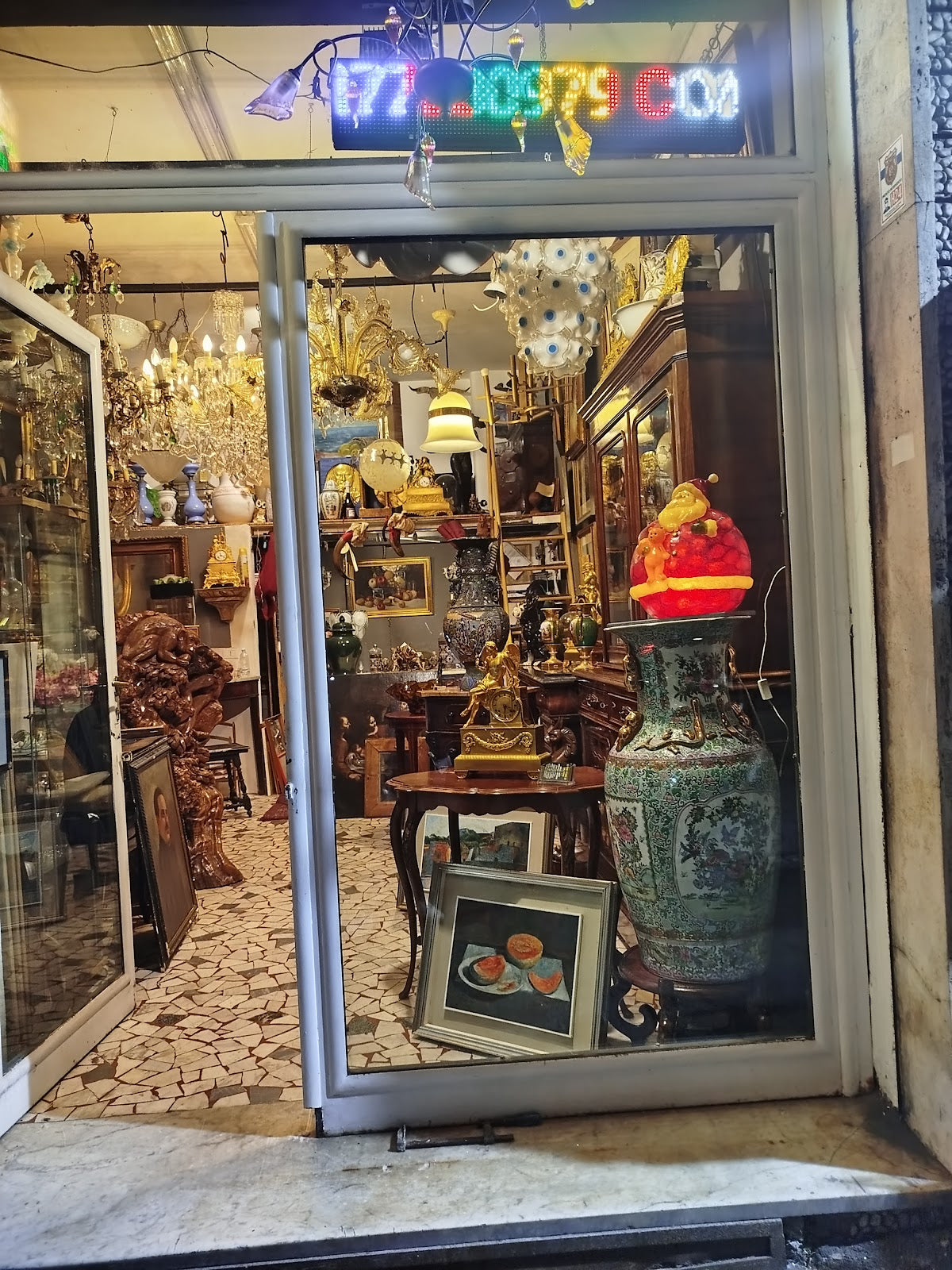 ANTIQUARIO NAPOLI di Donato Cortese - negozio vintage a Napoli (foto via Google Maps)