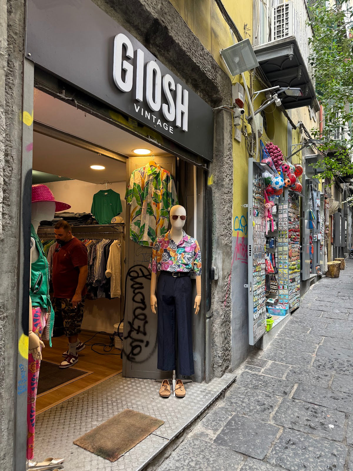 Giosh Vintage - negozio vintage a Napoli (foto via Google Maps)