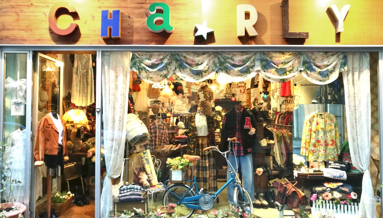 CHA.RLY Vintage&flowers - negozio vintage a Torino (foto via Google Maps)